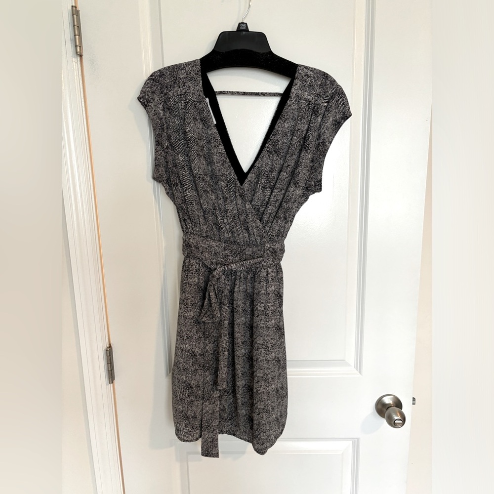 Daniel Rainn sleeveless v neck dress with tie waist